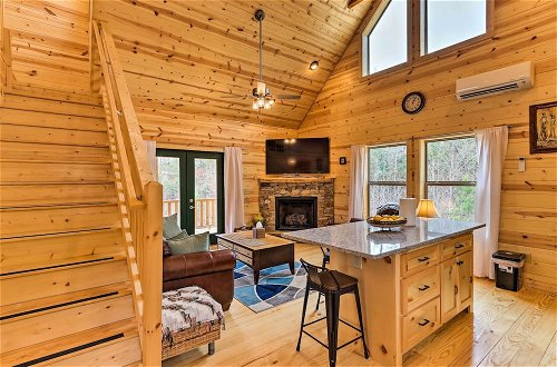 Foto 8 - Cozy Mtn Cabin: Spacious Deck & Forest Views