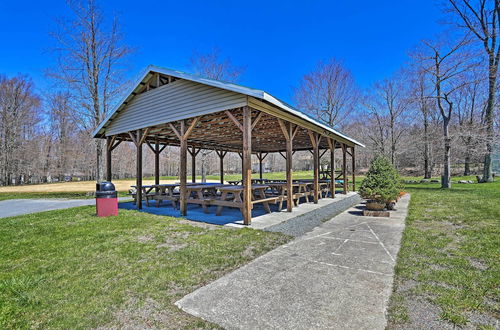 Photo 4 - Poconos Chalet With Lake & Pool Access