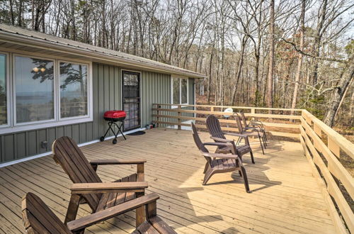 Foto 12 - Treetop Hideaway w/ Lake Views + Fire Pit