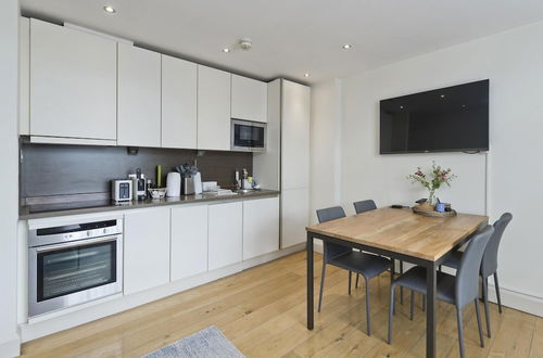 Photo 8 - Fantastic Bright 1 Bedroom Apartment on Queensway Bayswater