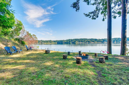 Photo 24 - Dreamy Wooded Cabin With Private Beach & Kayaks