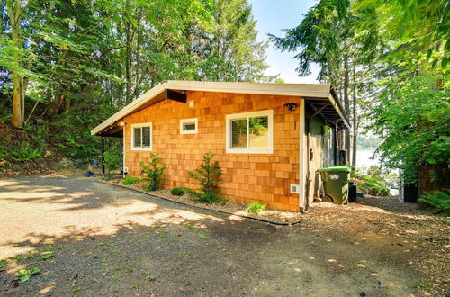 Foto 23 - Dreamy Wooded Cabin With Private Beach & Kayaks