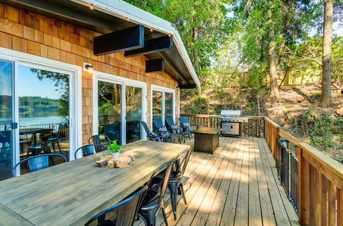 Photo 19 - Dreamy Wooded Cabin With Private Beach & Kayaks