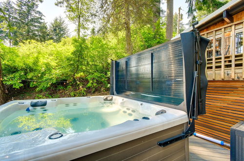 Photo 10 - Dreamy Wooded Cabin With Private Beach & Kayaks