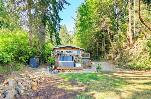 Foto 27 - Dreamy Wooded Cabin With Private Beach & Kayaks