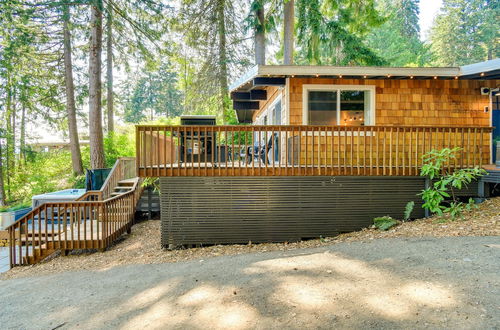 Photo 12 - Dreamy Wooded Cabin With Private Beach & Kayaks