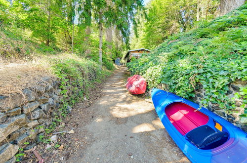 Foto 22 - Dreamy Wooded Cabin With Private Beach & Kayaks