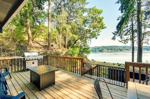 Photo 25 - Dreamy Wooded Cabin With Private Beach & Kayaks