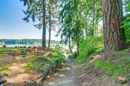 Photo 13 - Dreamy Wooded Cabin With Private Beach & Kayaks