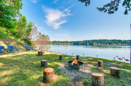 Foto 14 - Dreamy Wooded Cabin With Private Beach & Kayaks