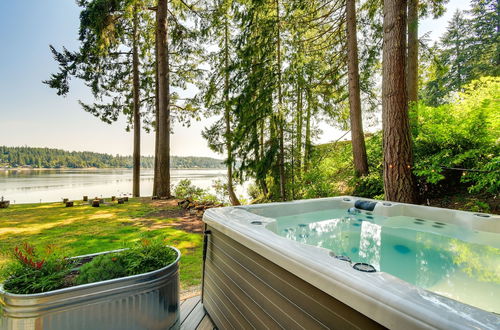 Photo 1 - Dreamy Wooded Cabin With Private Beach & Kayaks