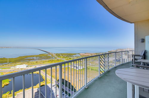 Foto 29 - 28th-floor Resort Condo With Balcony + Ocean Views