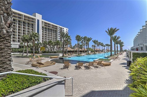 Foto 19 - 28th-floor Resort Condo With Balcony + Ocean Views