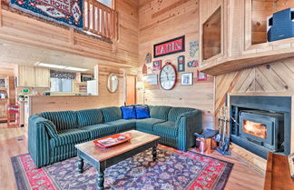 Foto 1 - Cozy Cabin w/ Fireplace, Covered Deck & Gas Grill