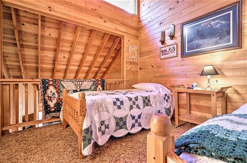 Foto 8 - Cozy Cabin w/ Fireplace, Covered Deck & Gas Grill