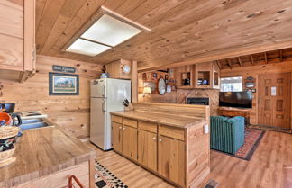 Foto 3 - Cozy Cabin w/ Fireplace, Covered Deck & Gas Grill