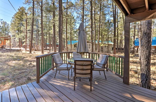 Foto 15 - Cozy Cabin w/ Fireplace, Covered Deck & Gas Grill