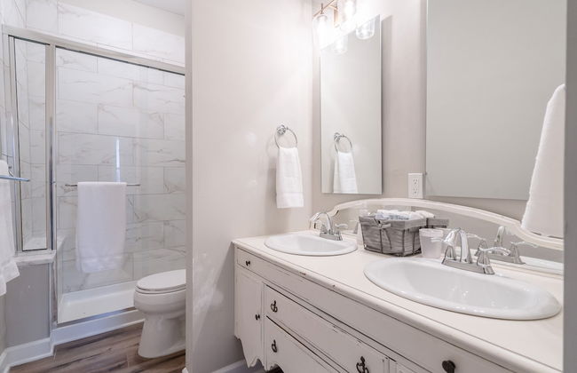 Designer Townhome 2 of 3 Left Side - JZ Vacation Rentals - Foto 18