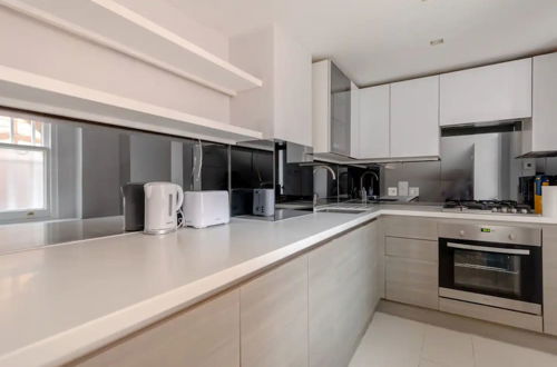 Photo 9 - Fantastically Located 1BD Flat, Knightsbridge