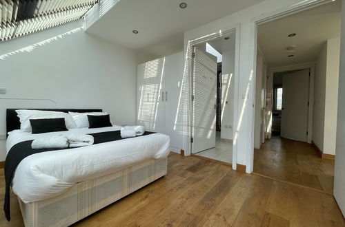 Foto 2 - Luxurious Two Bedroom Penthouse