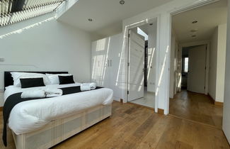 Foto 2 - Luxurious Two Bedroom Penthouse