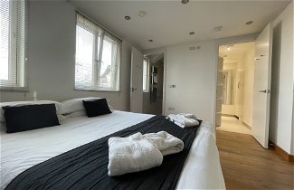 Photo 3 - Luxurious Two Bedroom Penthouse