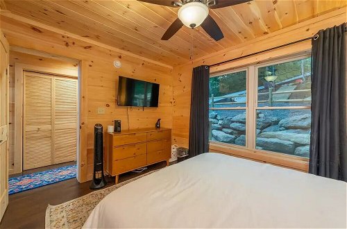 Photo 3 - A Modern Cozy 2BDR Cabin Roosters Den