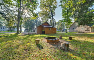 Foto 2 - Cozy Otsego Lake Cabin: Steps to Sandy Beach