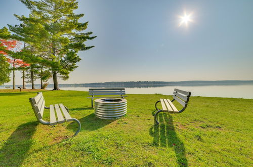 Foto 14 - Cozy Otsego Lake Cabin: Steps to Sandy Beach