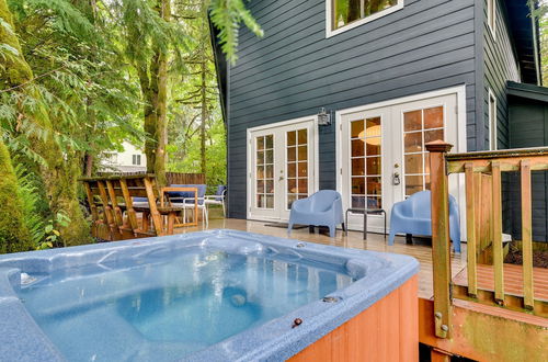 Photo 11 - Rhododendron Creekside Cabin w/ Hot Tub & Fire Pit