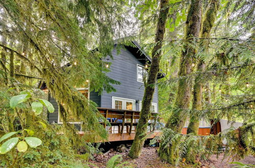 Photo 18 - Rhododendron Creekside Cabin w/ Hot Tub & Fire Pit