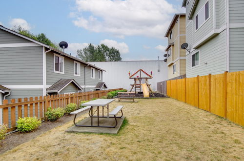 Foto 6 - Wfh-friendly Townhome Rental Near Ferry in Everett