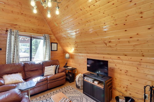 Foto 23 - Rustic-modern Overgaard Cabin w/ Decks & Fire Pit