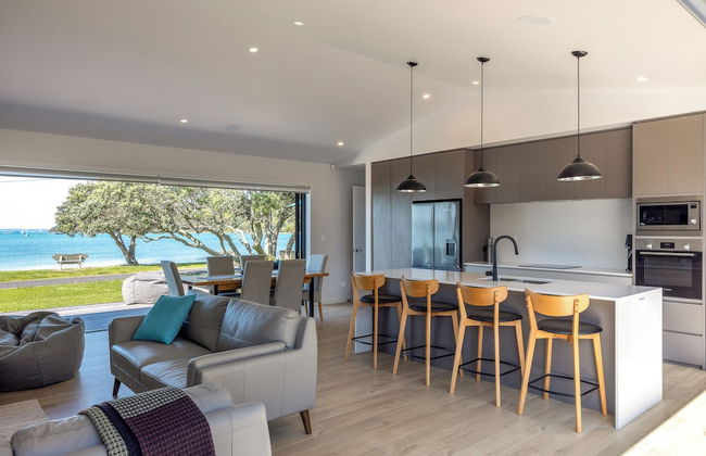 The Golden Pohutukawa Beach House - Photo 7