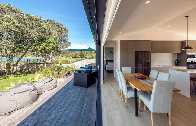 The Golden Pohutukawa Beach House - Photo 4