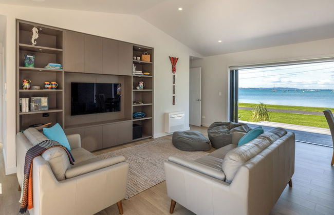 The Golden Pohutukawa Beach House - Photo 10