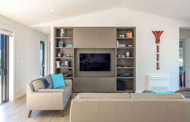 The Golden Pohutukawa Beach House - Photo 8