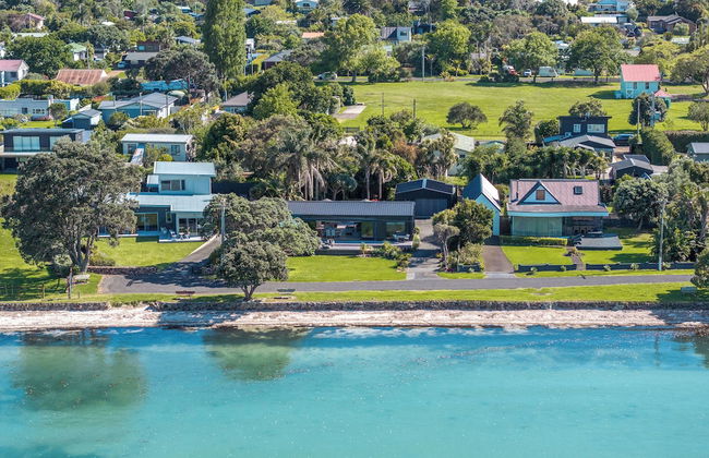 The Golden Pohutukawa Beach House - Photo 23