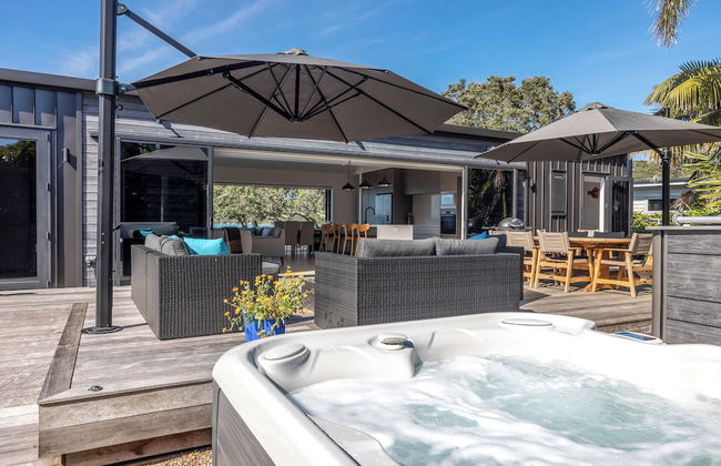 The Golden Pohutukawa Beach House - Photo 16