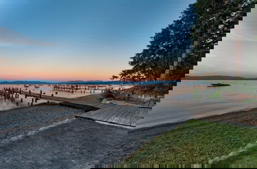 Foto 29 - Lakefront Haven by Avantstay Minutes to Ski Resorts Private Dock & Boat