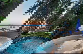 Foto 2 - Lakefront Haven by Avantstay Minutes to Ski Resorts Private Dock & Boat