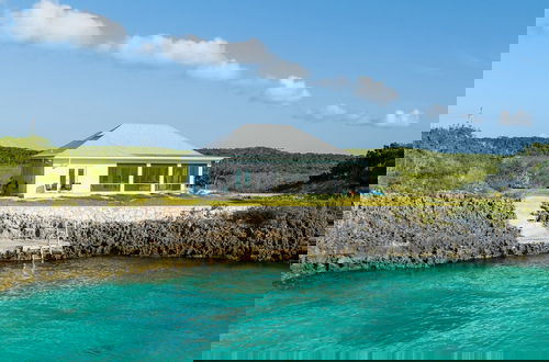 Photo 16 - Seaside Escape: Luxurious Coastal Retreat