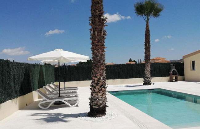 Villa - Sleeps 4 - Pool - Patio - Parking - Photo 1