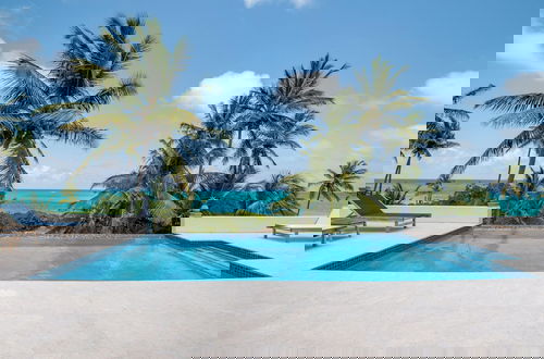 Foto 19 - Pink Sand Paradise: Luxury Home With Heated Pool