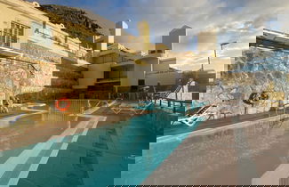 Foto 1 - New Renovated Family Home Above Swimming Pool!