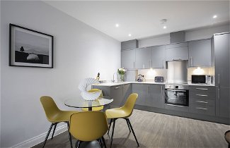 Photo 1 - Elliot Oliver -Stylish 2 Bedroom Apartment With Parking In The Docks
