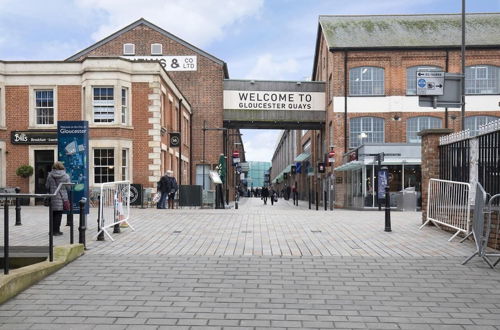 Photo 16 - Elliot Oliver -Stylish 2 Bedroom Apartment With Parking In The Docks