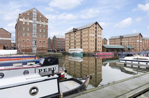 Photo 15 - Elliot Oliver -Stylish 2 Bedroom Apartment With Parking In The Docks