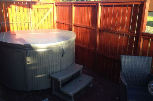 Foto 11 - Conifer Lodge 8 With Hot Tub, Newton Stewart