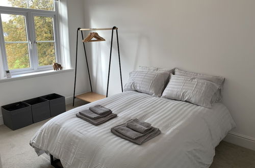 Photo 3 - Stylish 3 Bed Apartment in Bristol